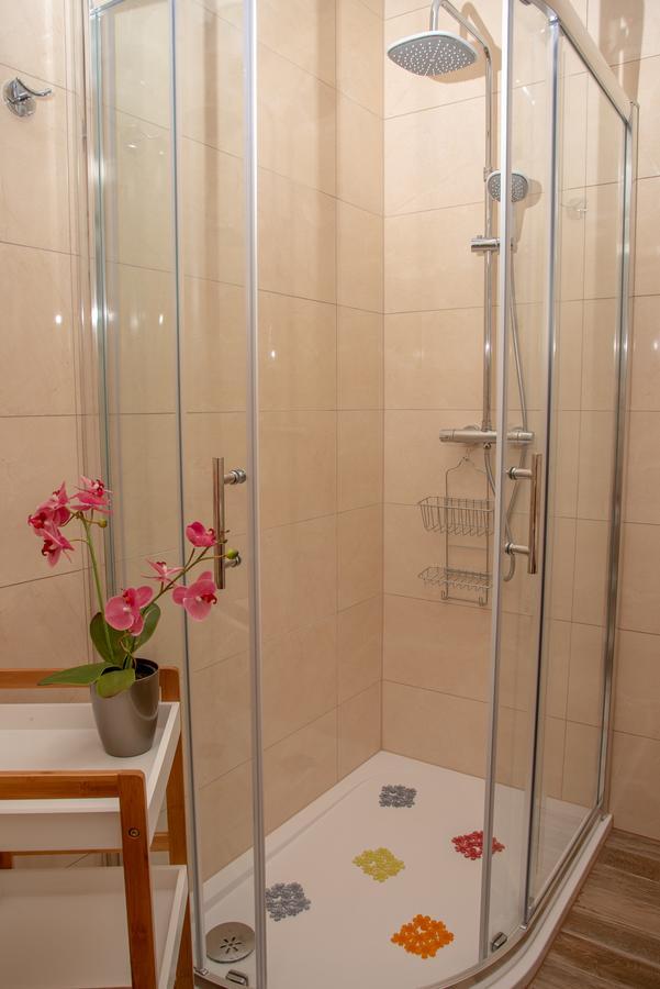 Apartment Ariana Bol Bagian luar foto
