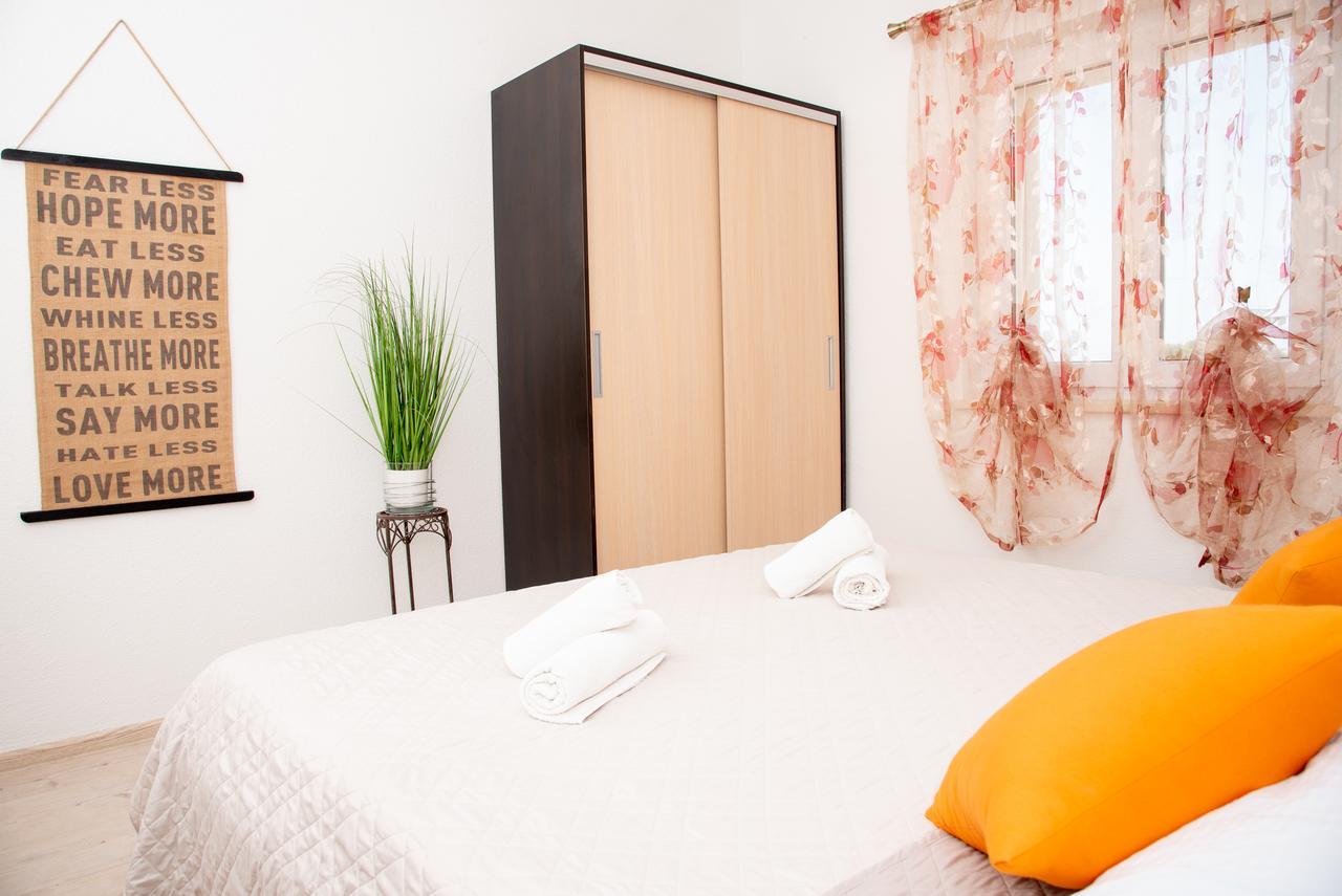 Apartment Ariana Bol Bagian luar foto